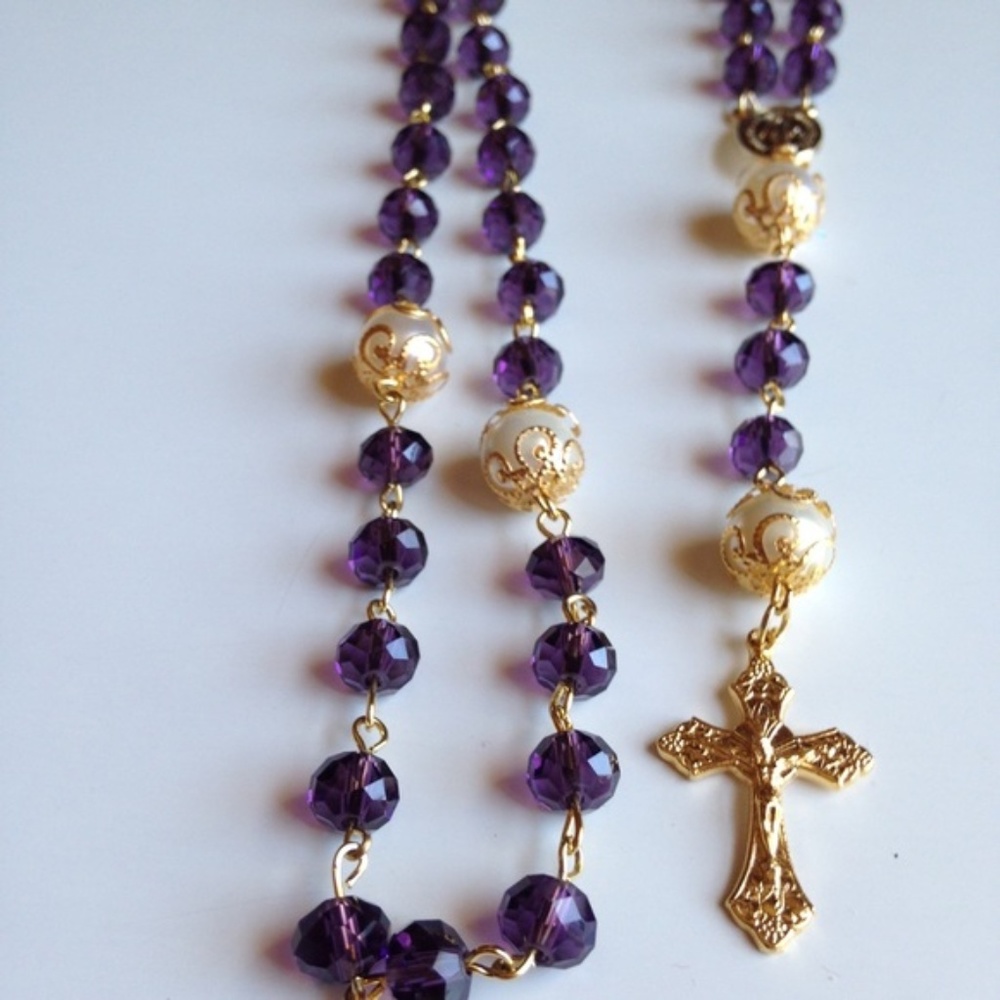 GORGEOUS HANDMADE ROSARY WITH WHITE CASE
